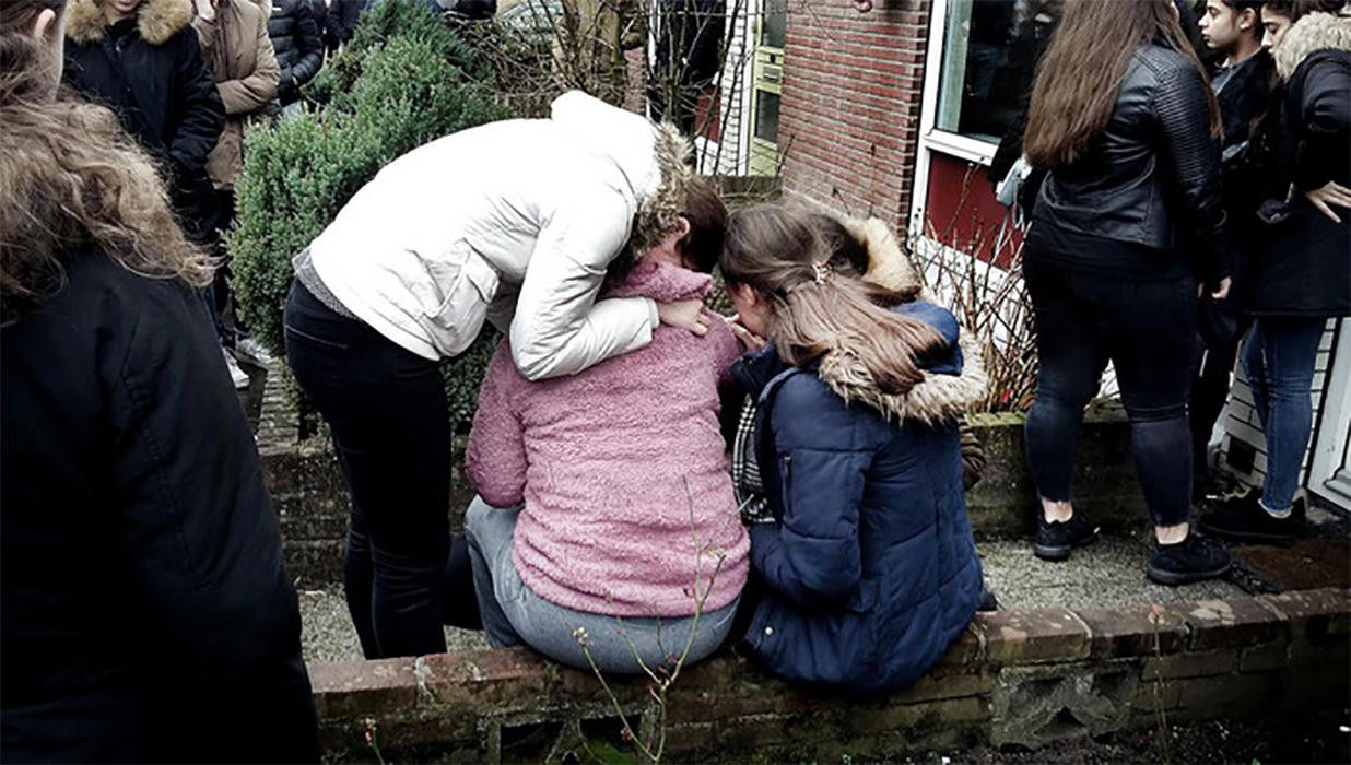 Scholieren en vrienden in februari in Enschede bij de woning van de Turkse jongen Onur.