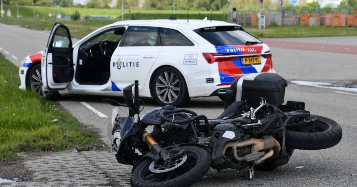 Automobilist naar het ziekenhuis na botsing tegen boom in Achterveld.