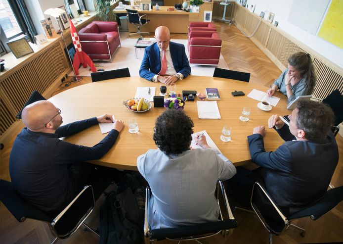 Minister Grapperhaus wordt geinterviewd door leden van de onderzoeksredactie. Behalve de minister en zijn voorlichter (rechts op de foto) zie je van links naar rechts (op de rug gezien) Thomas Muntz van onderzoeksplatform Investico, Wout van Arensbergen (ED) en Hessel de Ree (BN De Stem). Foto Frank Jansen