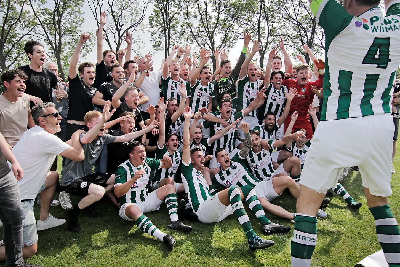 Het gaat wéér moeizaam, maar Sparta’25 is dan toch kampioen: ‘Wij ...