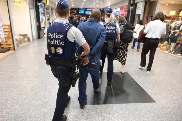 Tijdens de nieuwe actie in het Brusselse Zuidstation donderdag ging de politie ook over tot arrestaties.