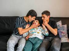 Noael (15) en Ali (13) zijn rots in de branding voor hun broertje Noar: ‘We zijn allemaal verliefd op hem’