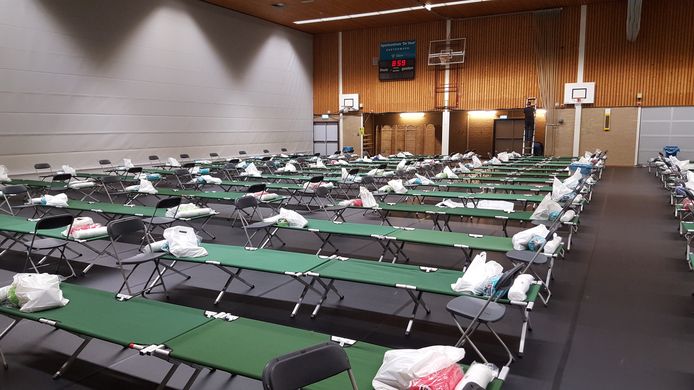 De stretchers en tassen liggen klaar voor de vluchtelingen in De Veur, in 2015 was hier crisisopvang.