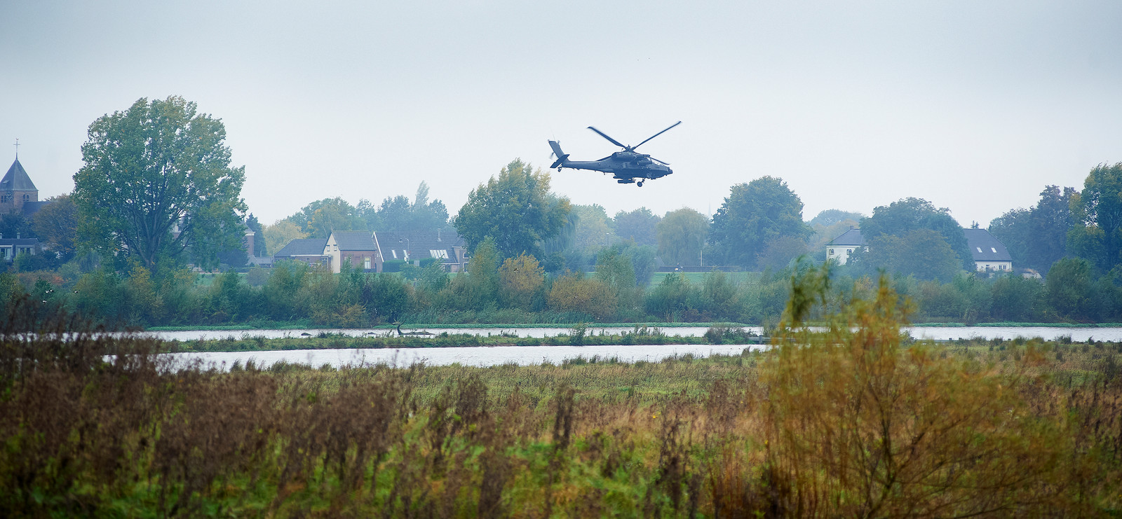 Het leger oefent met laagvliegen boven de Maas bij Lithoijen.