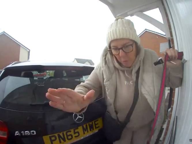"Oh shit!" Verstrooide Melanie klem tussen auto en huis door stommiteit