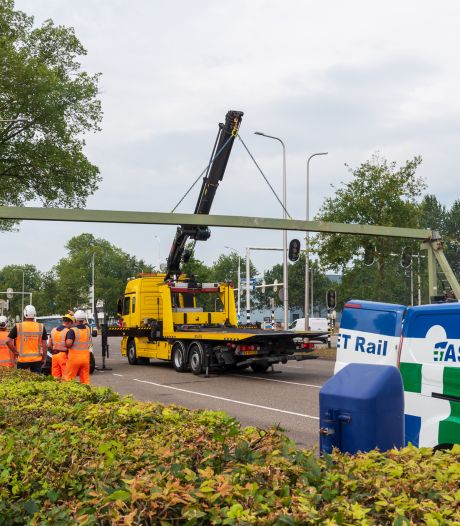 Oeps, chauffeur van Scania ramt beruchte hoogtebalk in Zwolle: ‘Maandagochtendmomentje’