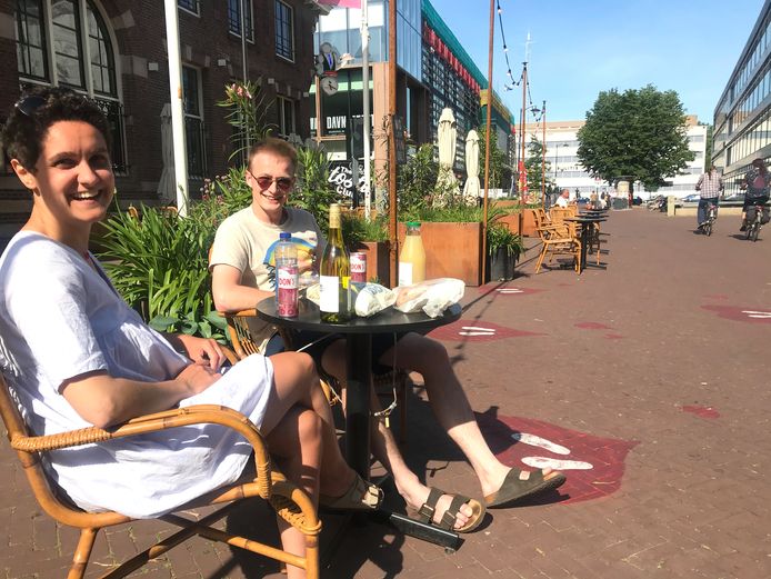 Jade en James uit Franrkijk proberen op eerste pinksterdag, met hun eigen spulletjes, alvast het terras van brasserie Dudok in Arnhem uit. Morgen wordt het terras om 12.00 uur officleel heropend door burgemeester Ahmed Marcouch.