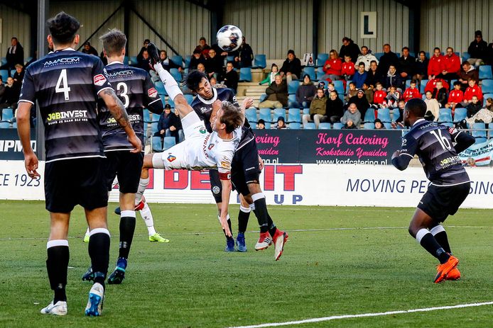 Frank Korpershoek zorgt op fraaie wijze voor de gelijkmaker van Telstar.