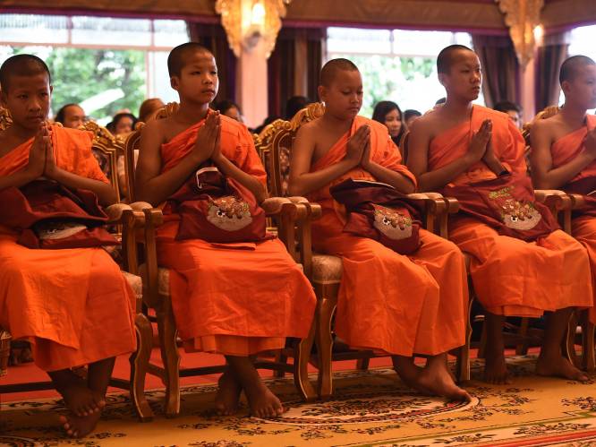 Thaise voetballertjes en coach verlaten boeddhistisch klooster