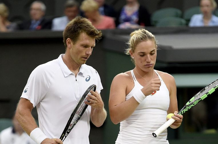 Alexander Peya (links) met zijn dubbelpartner Timea Babos op Wimbledon. Beeld epa