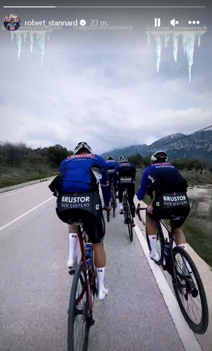 Mathieu van der Poel (links) tijdens een trainingsrit met z'n ploegmaats in Spanje.