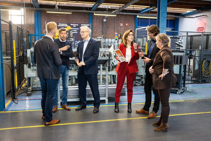 Vlnr Sjoerd Keijser van brancheorganisatie FME, Eddy Droste van Droste Bejah, professor Egbert-Jan Sol van Programmabureau Smart Industry, Mireille Kinket van IQ BLVD, wethouder Alwin te Rietstap van de gemeente Hardenberg en Margriet Bouma van de Koninklijke Metaalunie.