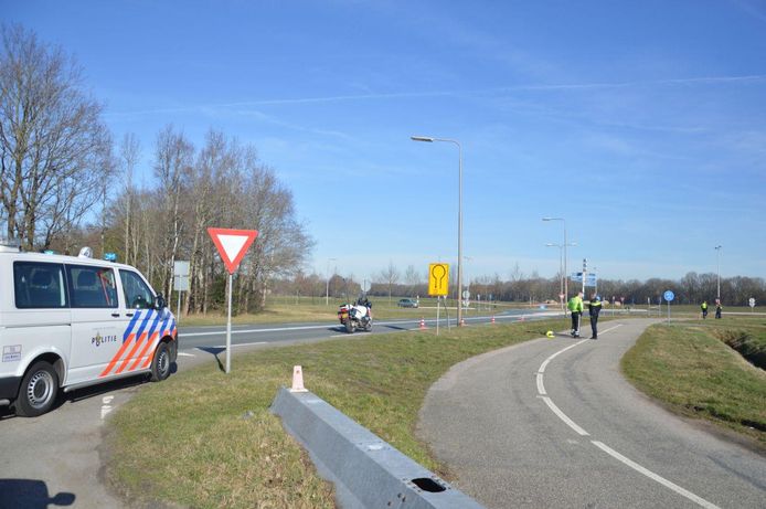 De politie zoekt naar sporen die kunnen duiden op schoten die zouden zijn gelost tijdens een verkeersruzie bij Steenwijk.