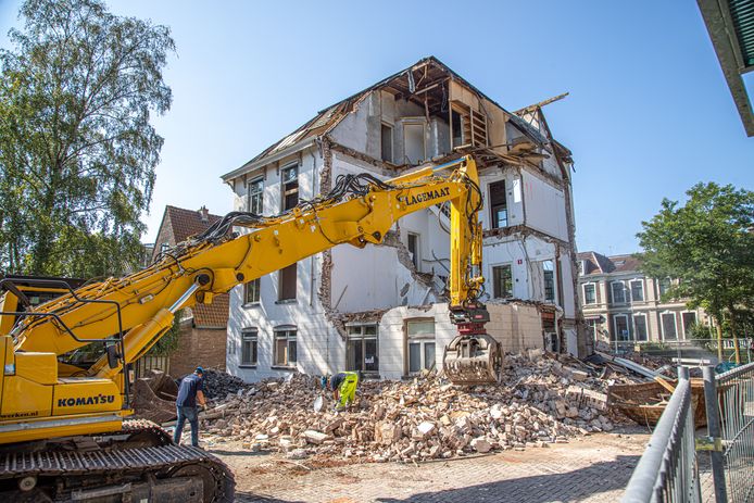 De villa gaat tegen de vlakte.
