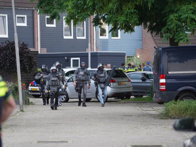 Arrestatieteam in Nijmeegse woonwijk haalt persoon uit woning, ook brandweer ter plaatse