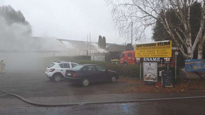 De brand in sporcomplex Velina in Geraardsbergen gaat gepaard met een hevige rookwolk.