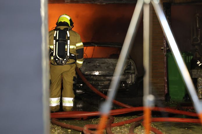 Een auto en een garage werden door brand verwoest in Boxtel.