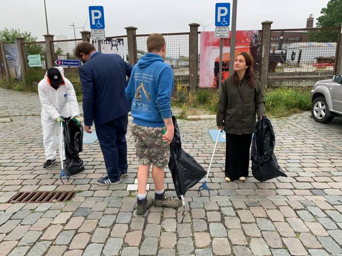 Minister Demir helpt werkgestraften met afvalrapen op Antwerpse Droogdokkensite
