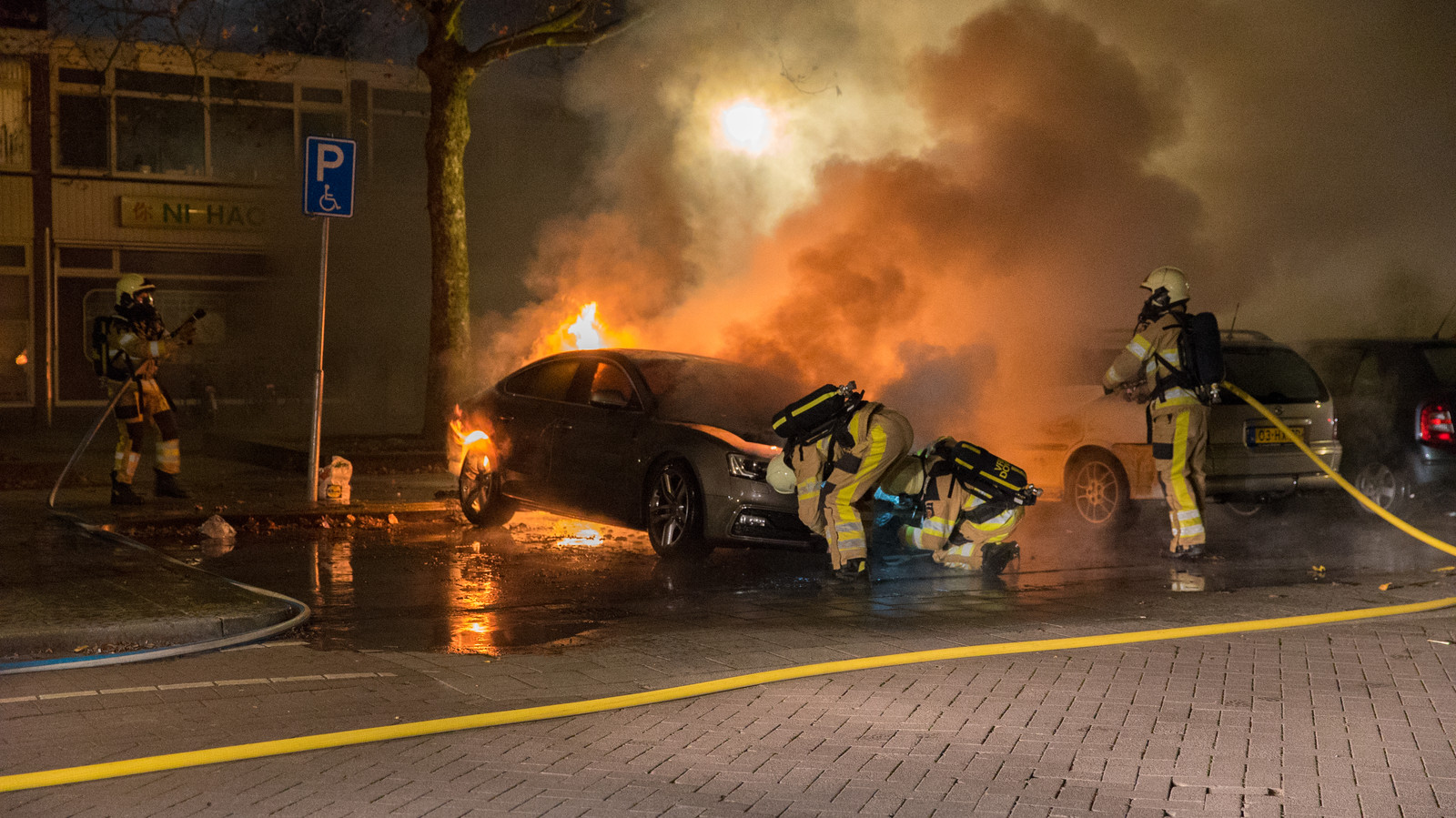 Wéér een autobrand in Deventer teller staat op twaalf Foto AD.nl