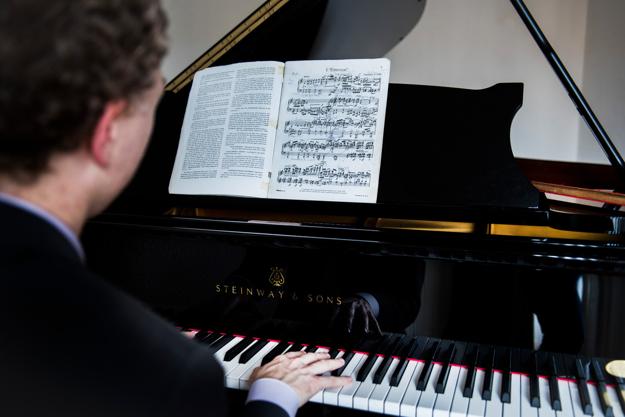 Ralph van Raat aan zijn piano in zijn woonplaats Hilversum. Hij is specialist in bijna-onspeelbare muziek uit de twintigste eeuw. Beeld Bram Petraeus