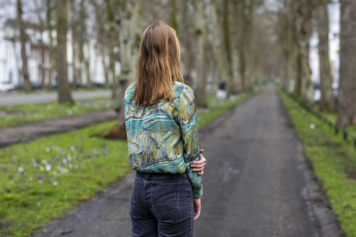 Saar (22)* werd drie jaar geleden neergestoken tijdens haar stage in een Utrechtse daklozenopvang. De man die haar neerstak was ongedocumenteerd en zo ernstig verward dat hij stemmen hoorde. Nu werkt ze júist met mensen zoals de man die haar zo zwaar verwondde.