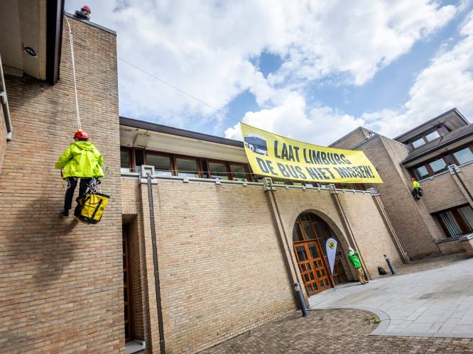 KIJK. Greenpeace hangt groot spandoek op aan Provinciehuis in Hasselt: “Laat Limburg de bus niet missen”