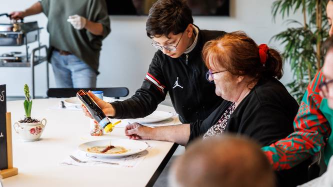 ‘Leukste is om te zien dat bewoners blij worden van de pannenkoeken’; Kinderen van Ons SBO serveren bij Aeneas