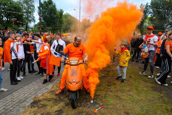 Feest op de Oranjerotonde.