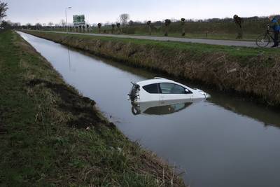 Automobiliste rijdt door heg en een sloot in bij Beusichem en raakt gewond