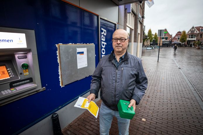 Paul Leussink moet soms noodgedwongen het clubgeld van VV Oldenzaal thuis bewaren, omdat er niet voldoende mogelijkheden zijn om geld te storten.