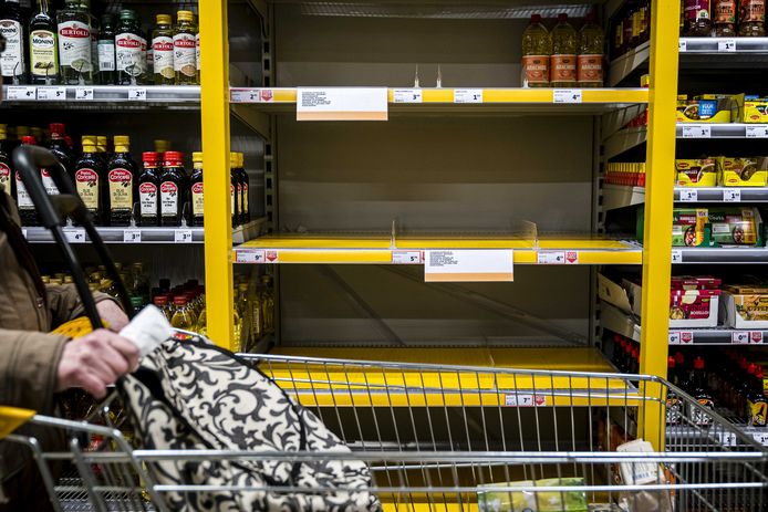Lege schappen zonder zonnebloemolie bij een Jumbo-supermarkt.