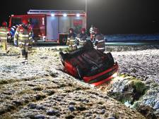 Auto eindigt op de kop in greppel na ongeluk door gladheid in Dronten 