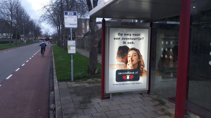 Een van de nieuwe posters in een bushalte.