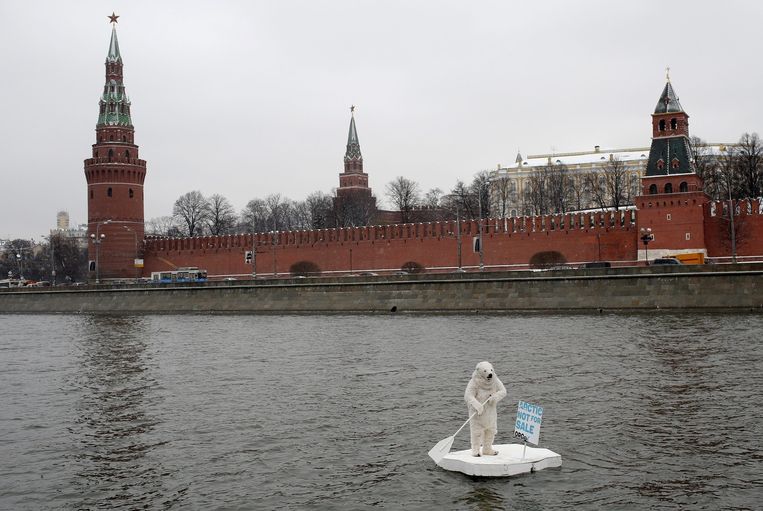 Actie van Greenpeace in Moskou tegen boringen in het arctisch gebied. Beeld epa