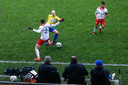 Luuk Hultermans namens Dongen in duel met Omar Boulamhayan voor het oog van de Dongense trainersstaf.