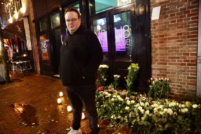 Thomas van Kooten, eigenaar N8club Helmond, bij de bloemenzee voor zijn bar.