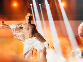 IN BEELD. Witte kledij, glitter en veel drama: zo ging het eraan toe tijdens de eerste repetitie van Mustii op het Songfestival