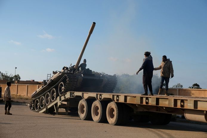 Leden van het Libische Nationale Leger bereiden zich voor om naar Tripoli te trekken.