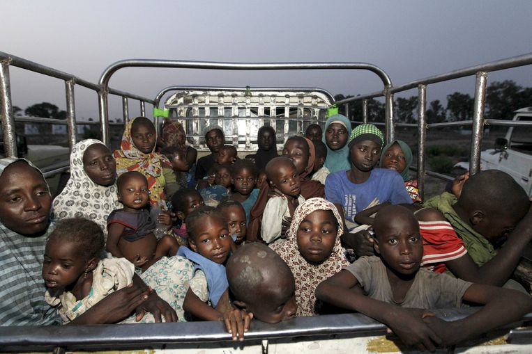 Vrouwen en kinderen die uit handen van terreurgroep Boko Haram zijn gered. Beeld REUTERS