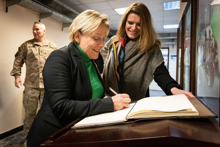 Minister Ank Bijleveld en staatssecretaris Barbara Visser van defensie, tijdens een bezoek aan de Nederlandse troepen in Irak.  Beeld ANP Handouts