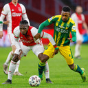 Shaquille Pinas (r) namens ADO Den Haag in duel met Lassina Traoré van Ajax.