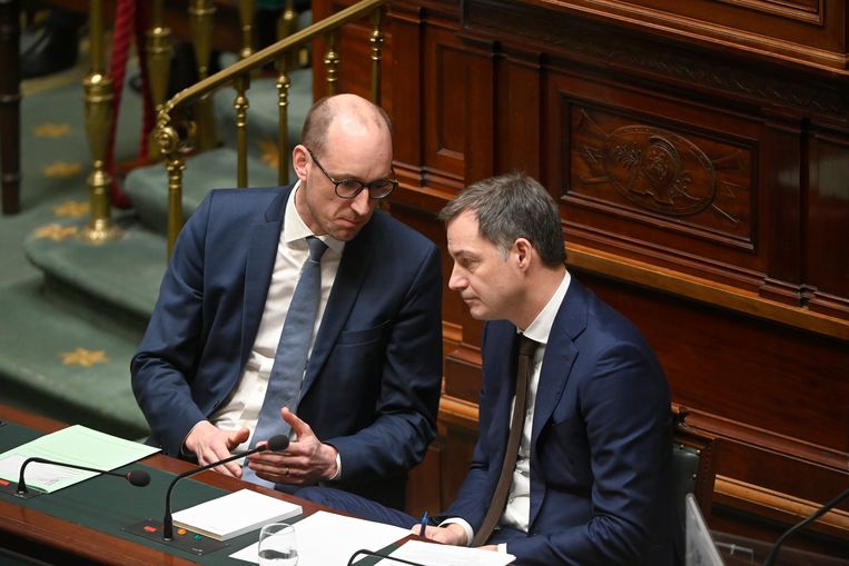 Minister van Financiën Vincent Van Peteghem (cd&v) en premier Alexander De Croo (Open Vld) vandaag in de Kamer.  Beeld Photo News