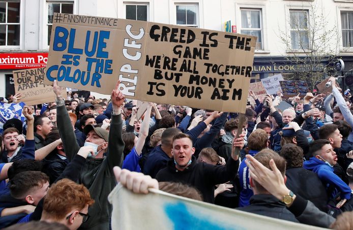 Protest voor de poorten van Stamford Bridge.