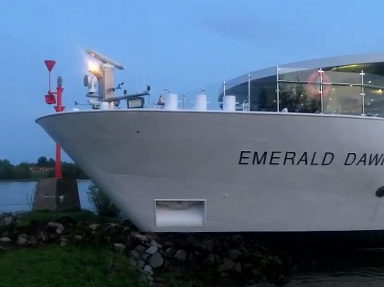 Cruiseschip vaart vol tegen krib op Waal bij Bemmel