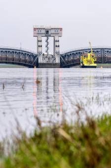 De stuw bij Driel staat open, maar moeten we dat kostbare water in de Rijn niet vasthouden? 