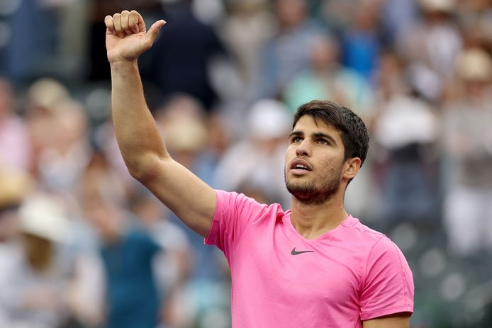 Carlos Alcaraz viert de winst op de Italiaan Jannik Sinner in de halve finale van het toernooi in Indian Wells. De Spanjaard treft in de eindstrijd de Rus Daniil Medvedev.