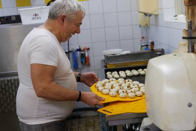 Deze bakker maakt zeker 6000 hubkes: ‘Er gaan steeds minder mensen naar de kerk, maar dit blijft’