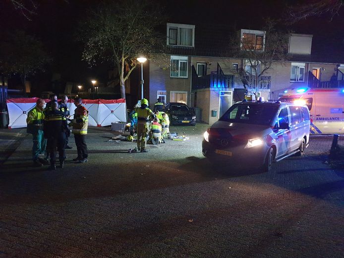 Een persoon is doodgereden in Wijchen. De automobilist is er vandoor gegaan in een witte Volkswagen Caddy.