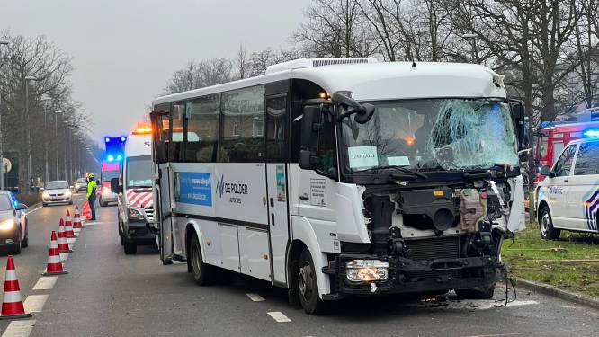 Twee lichtgewonden bij ongeval met bestelwagen en schoolbus