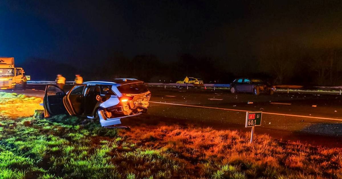 Automobilist uit Zwolle gewond bij botsing op A1 bij Voorthuizen: snelweg was urenlang dicht.